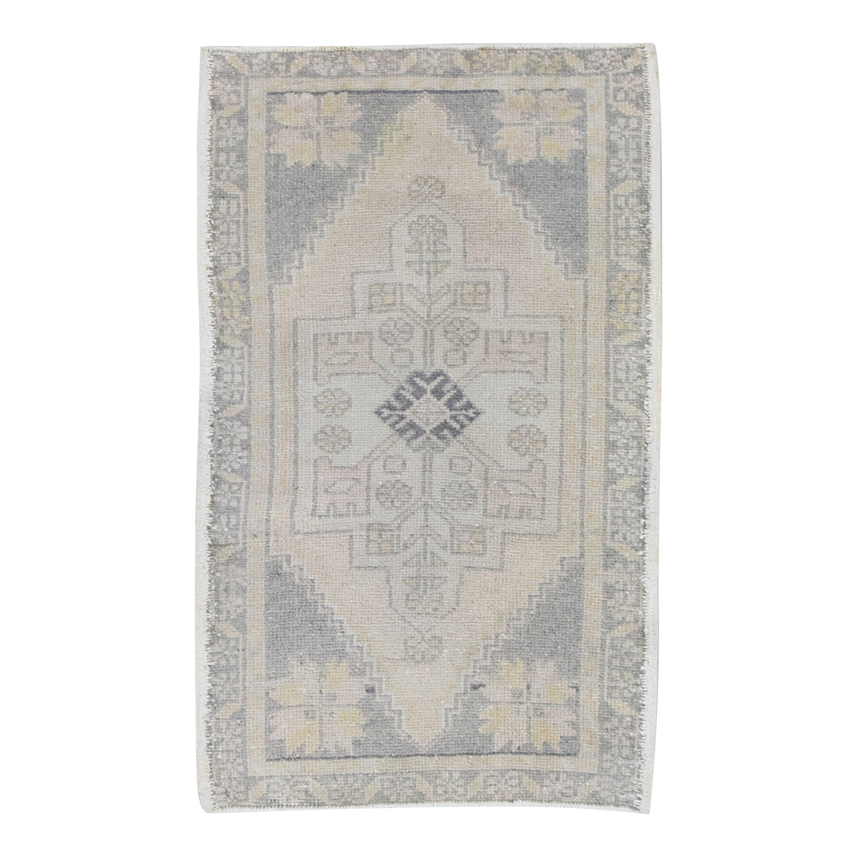 Mini tapis turc vintage noué à la main 1'8" x 3'3" n°8923