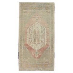 Mini tapis turc vintage noué à la main 1'10" x 3'5" n° 8949