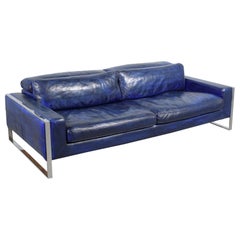 Canapé moderne fait main en cuir bleu foncé avec accents en acier chromé