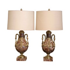 Paar französische Cassolettes-Tischlampen aus geschnitztem Marmor und vergoldeter Bronze im Vintage-Stil