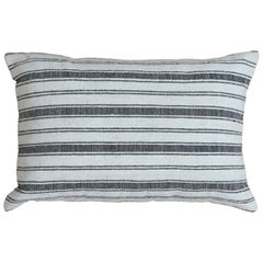 Modernes Kissen aus Wolle und Baumwolle mit gestreiftem Muster in Weiß und Grau