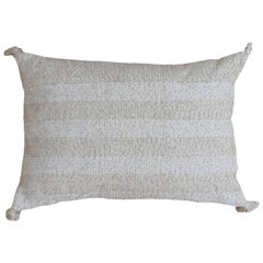 Cojín moderno de lana y algodón beige con estampado de rayas