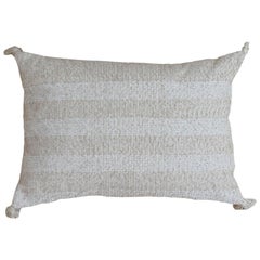 Coussin moderne beige en laine et coton avec motif rayé 