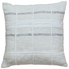 Coussin moderne et géométrique en laine et coton ivoire