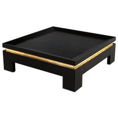 Table basse noire moderne avec accents de feuilles d'or