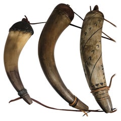 Kollektion von drei Pulverhornen aus dem 19. Jahrhundert -3
