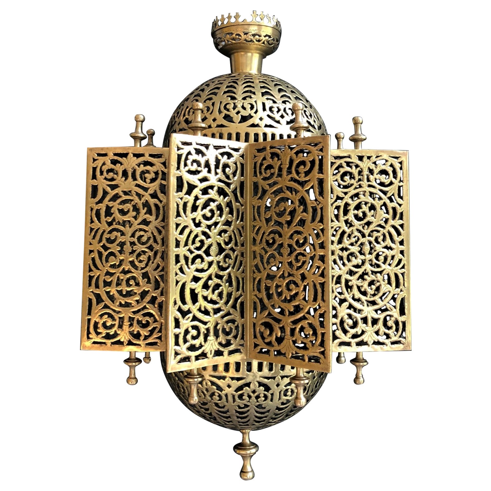 Exceptionnelle lanterne orientale en laiton en vente