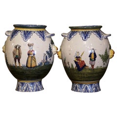 Paire de vases en faïence peints à la main au début du 20e siècle, signés HB Quimper