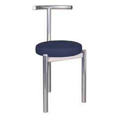 Stuhl „M Series“ aus poliertem Edelstahl mit röhrenförmigem Korpus, Sitz aus marineblauem Stoff