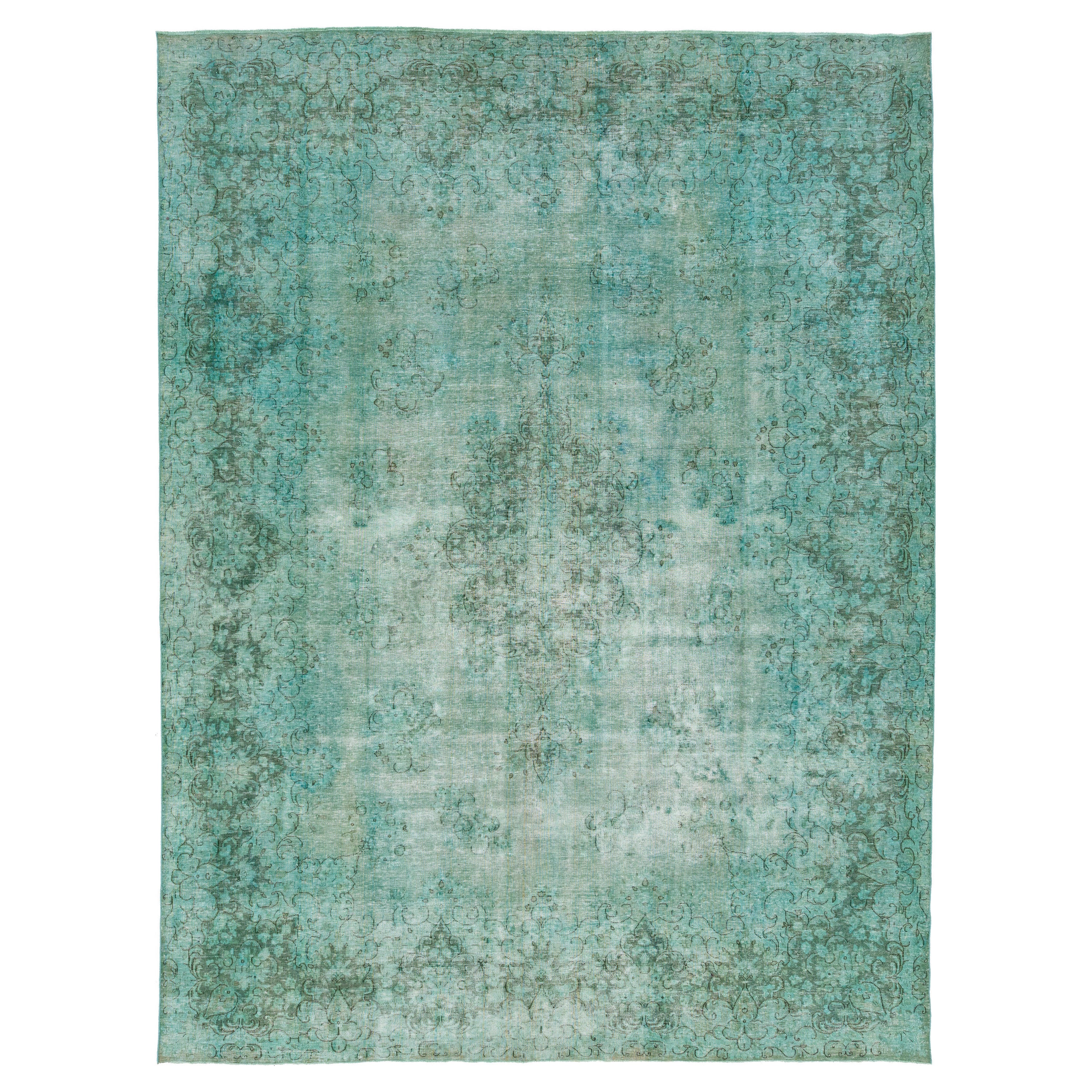 Tapis persan ancien teinté avec motif de médaillon en vert clair en vente