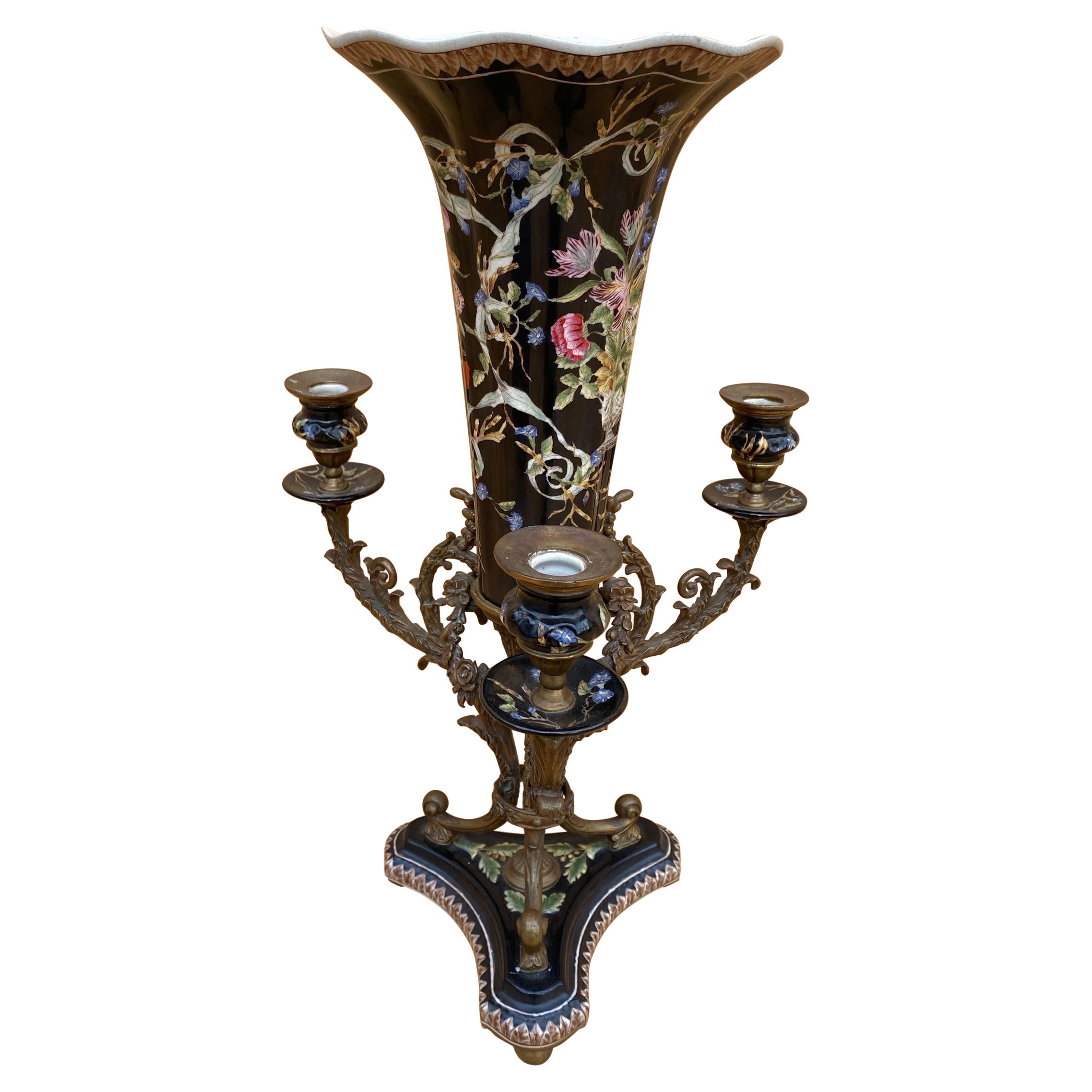 Antike französische Porzellan-Blumenvase mit Messing-Kandelaber im Angebot