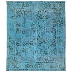 Tapis persan ancien en laine teintée bleue avec motif sur toute la surface
