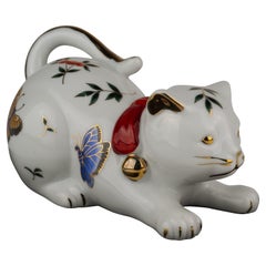 Figurine de chat jouant en porcelaine de Takahashi décorée à la main de papillons