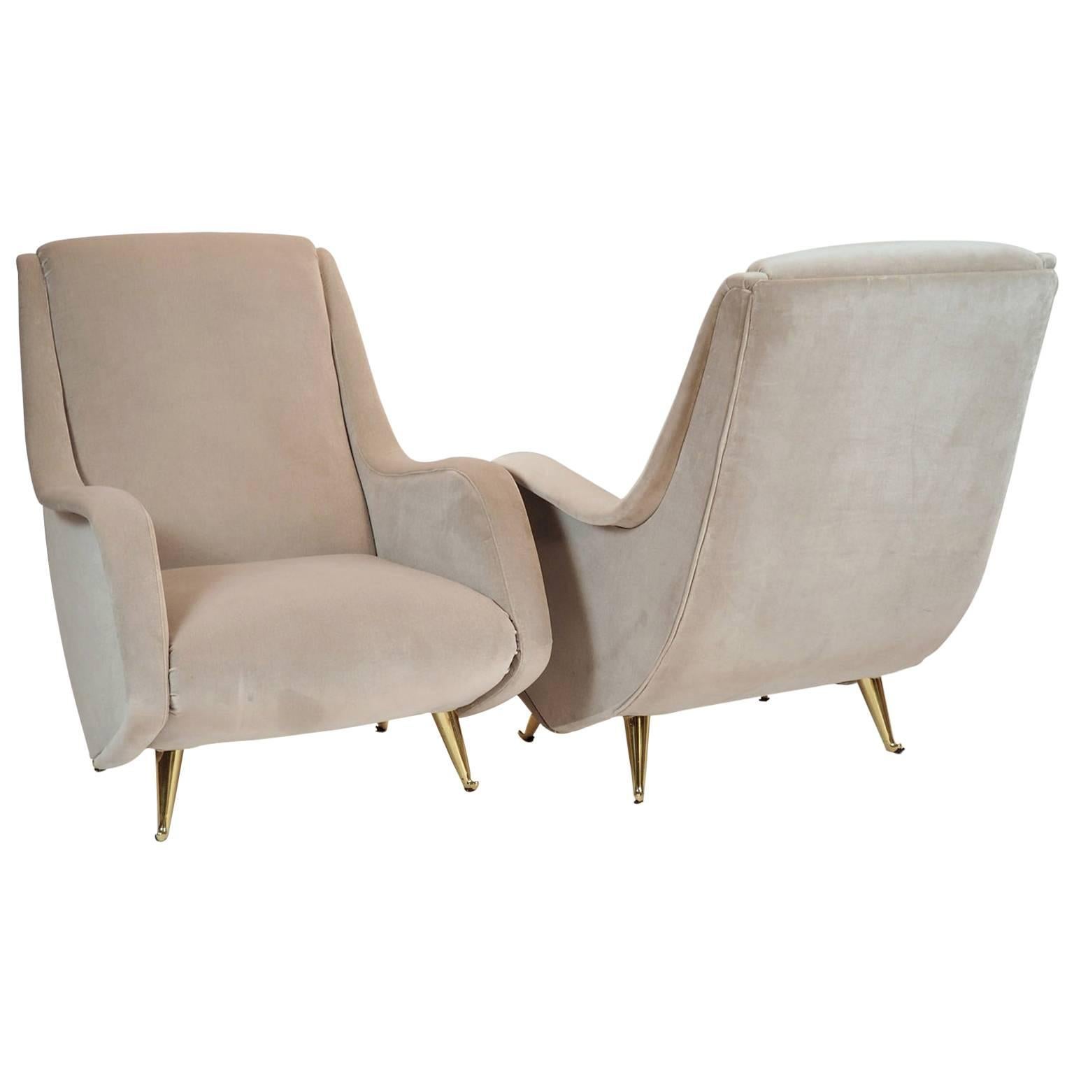 Charming and comfortable armchairs.
Velvet upholstery in elegant light grey / dove color, rounded brass feet.
Reupholstered with Italian pure cotton velvet, soft and strong.
