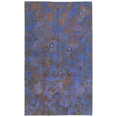 Ancien tapis persan bleu teinté avec motif floral sur toute sa surface