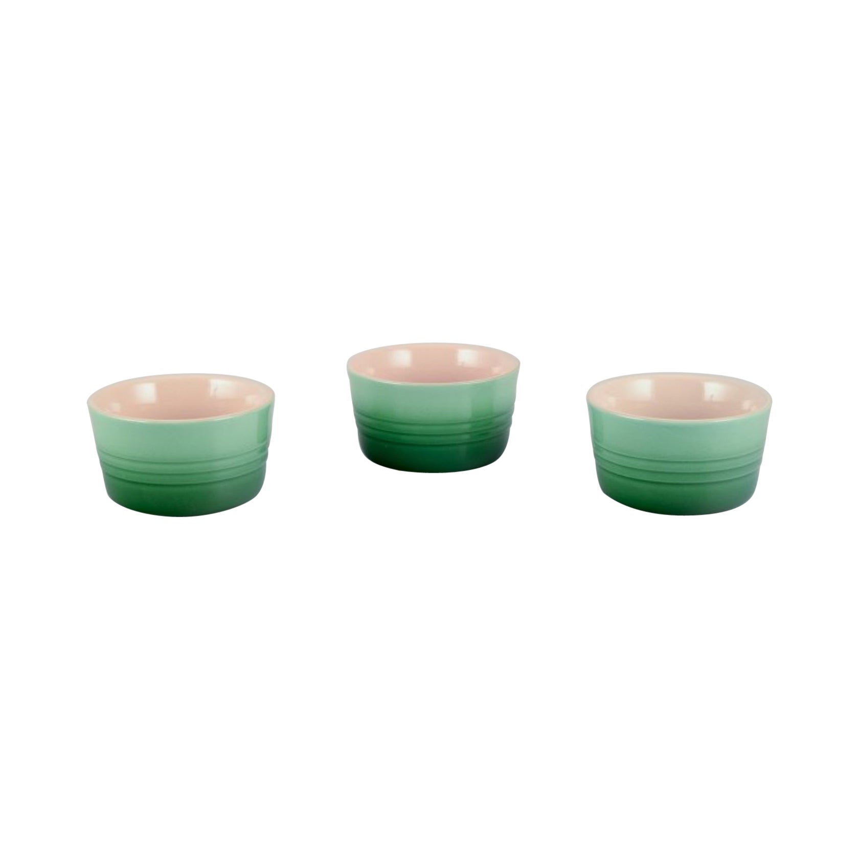 Le Creuset, France. Trois plats à tarte en grès vert avec finition glacée à la main.