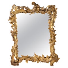 Petit miroir suspendu en bois sculpté doré de style géorgien