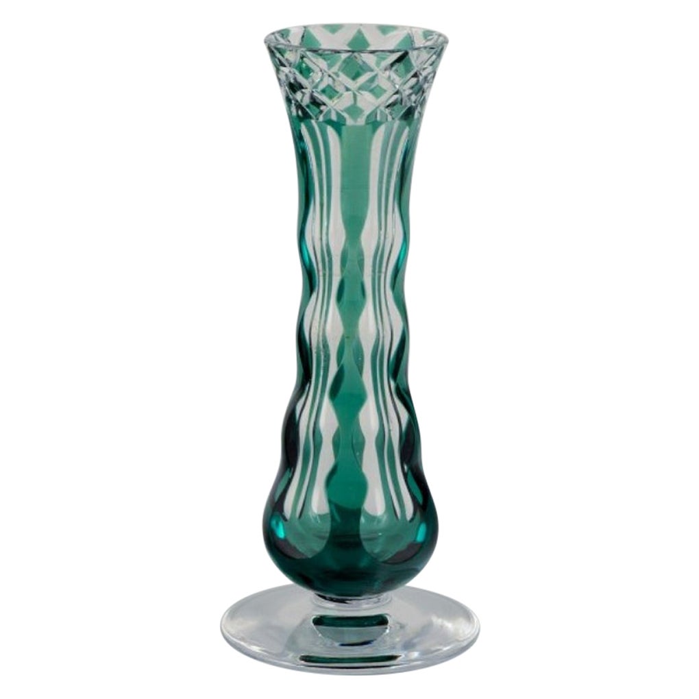 Val St. Lambert, Belgien. Facettierte Kristallvase aus grünem und klarem Glas.
