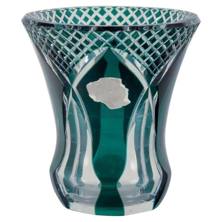 Val St. Lambert, Belgien. Facettierte Kristallvase aus grünem und klarem Glas. im Angebot