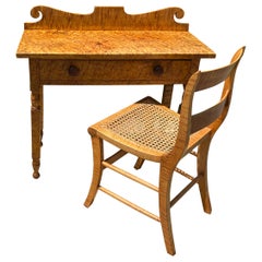 Gut gemaserter Tigerahorn-Schreibtisch aus dem 19. Jahrhundert mit Stuhl – 2er-Set