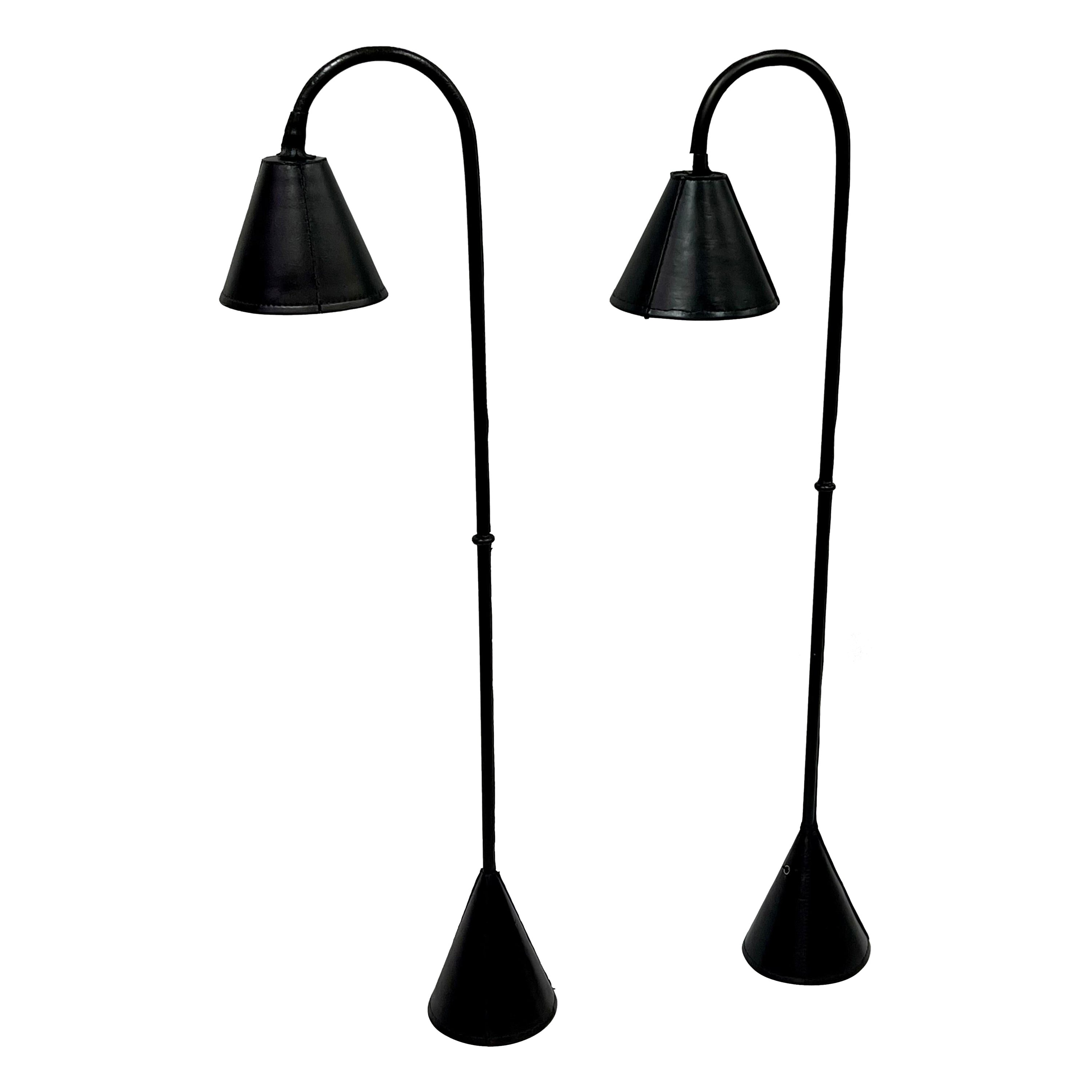 Paire de lampadaires en cuir noir cousu main par Jacques Adnet en vente
