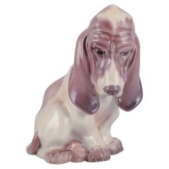 Dahl Jensen Porzellanfigur eines sitzenden Basset-Hunds aus Porzellan. 