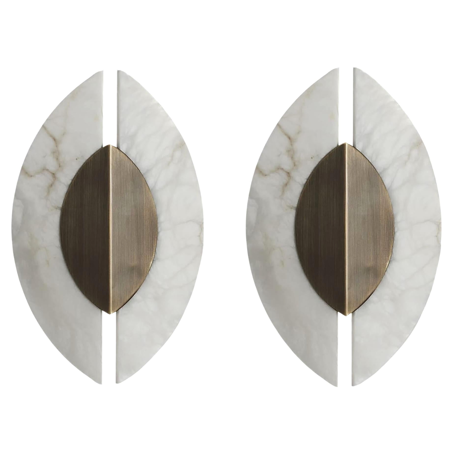 Paar lineare italienische Alabaster-Wandleuchter „Shield“ aus gebürsteter Bronze