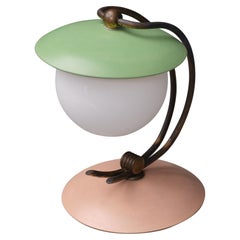 Charmant Vintage : 1950s Italian Table Lamp with Brass and Opaline Glass (lampe de table italienne en laiton et verre opalin)