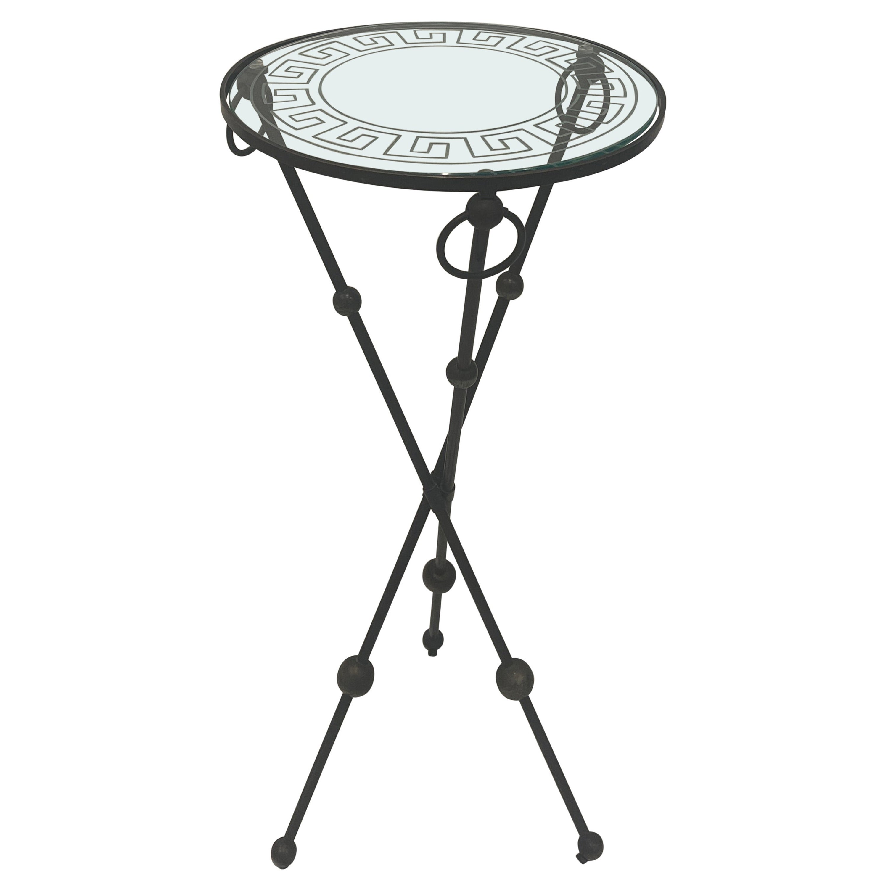 Mesa Gueridón de hierro con tapa de cristal grabada con motivo de llave griega, c. 1930