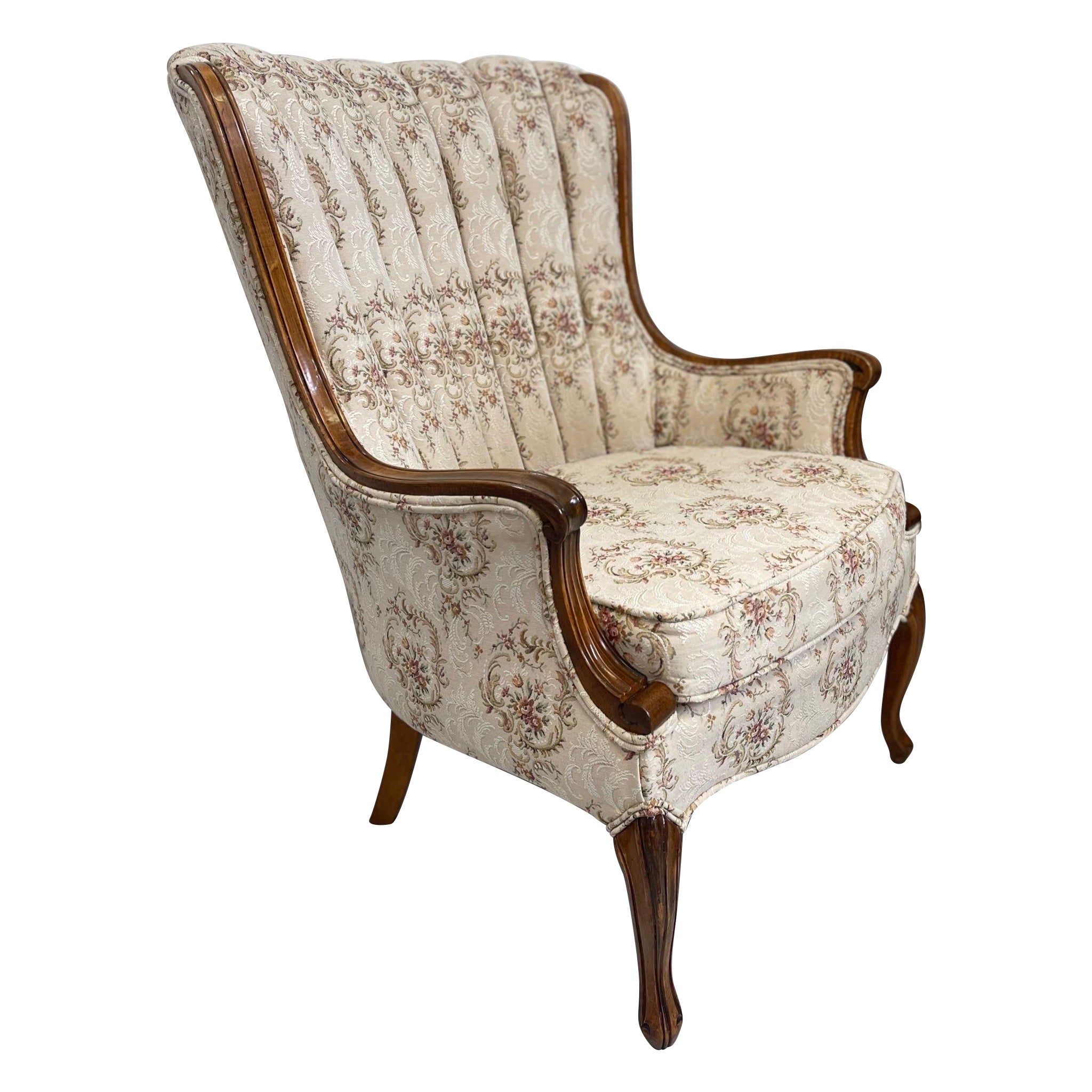 Vintage-Stuhl im viktorianischen Stil mit abgerundeter Rückenlehne und floral gemusterter Polsterung. im Angebot