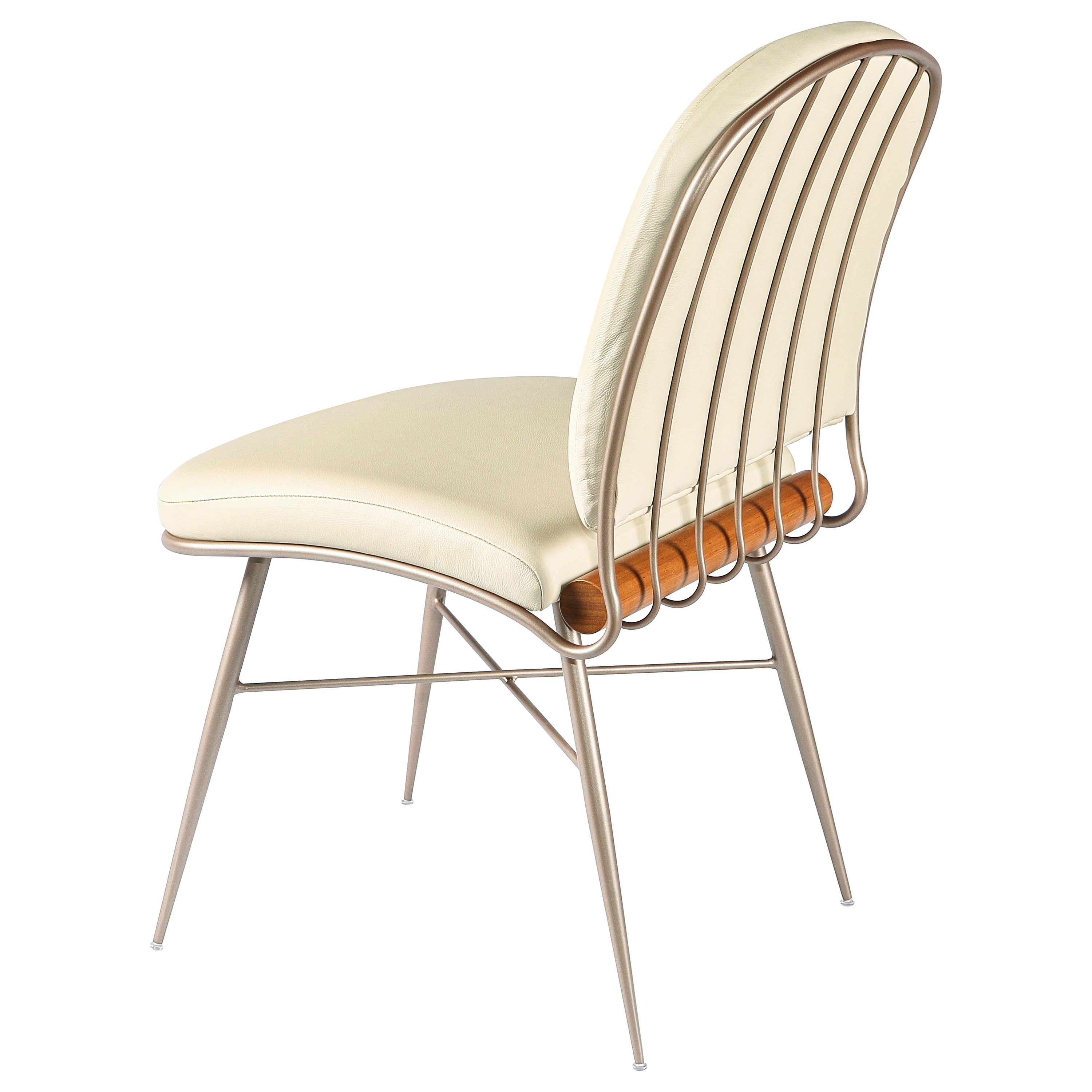 Silla "Cuore" de acero al carbono dorado mate, tapizada en piel Detalle de madera