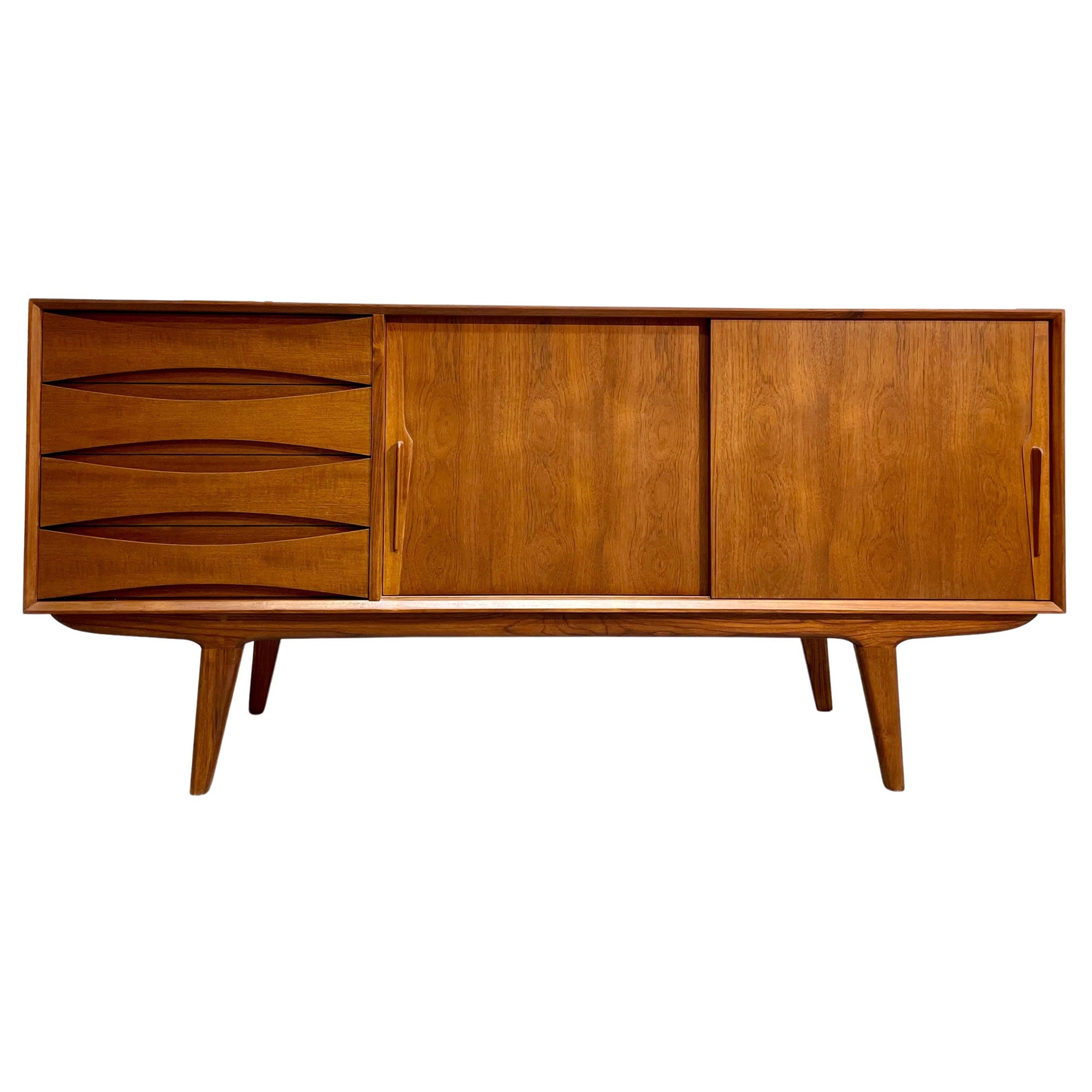  Handsome Mid Century MODERN styled SIDEBOARD / CREDENZA media stand