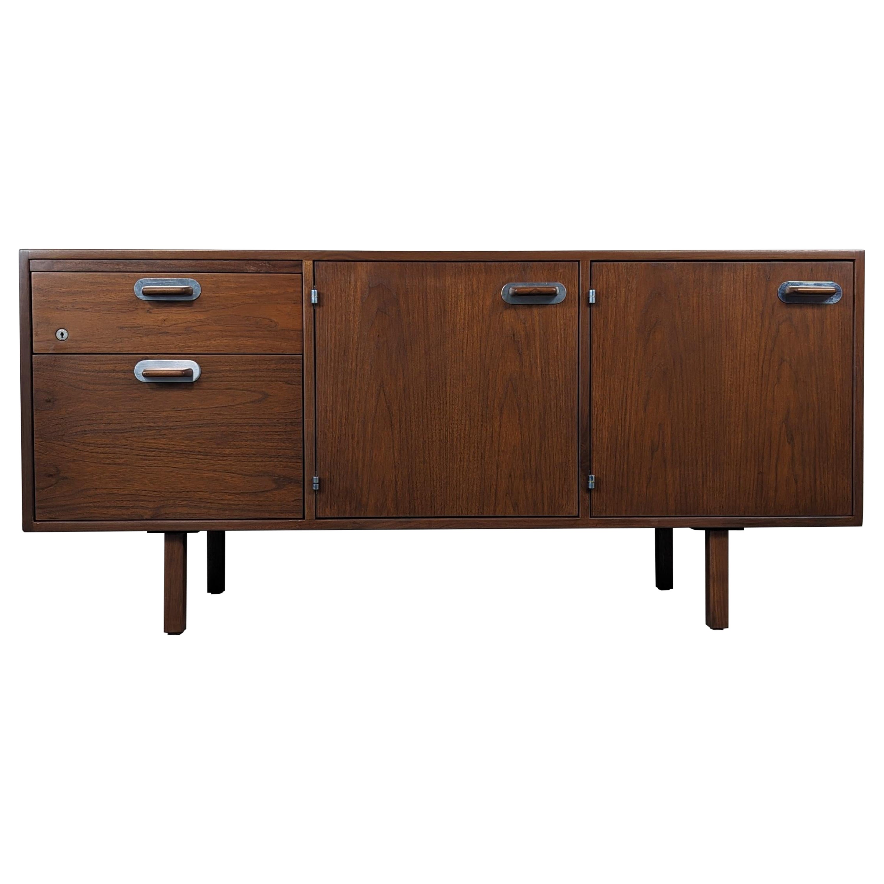 Credenza de oficina de nogal moderna de mediados del siglo XX por Jens Risom, c1960s