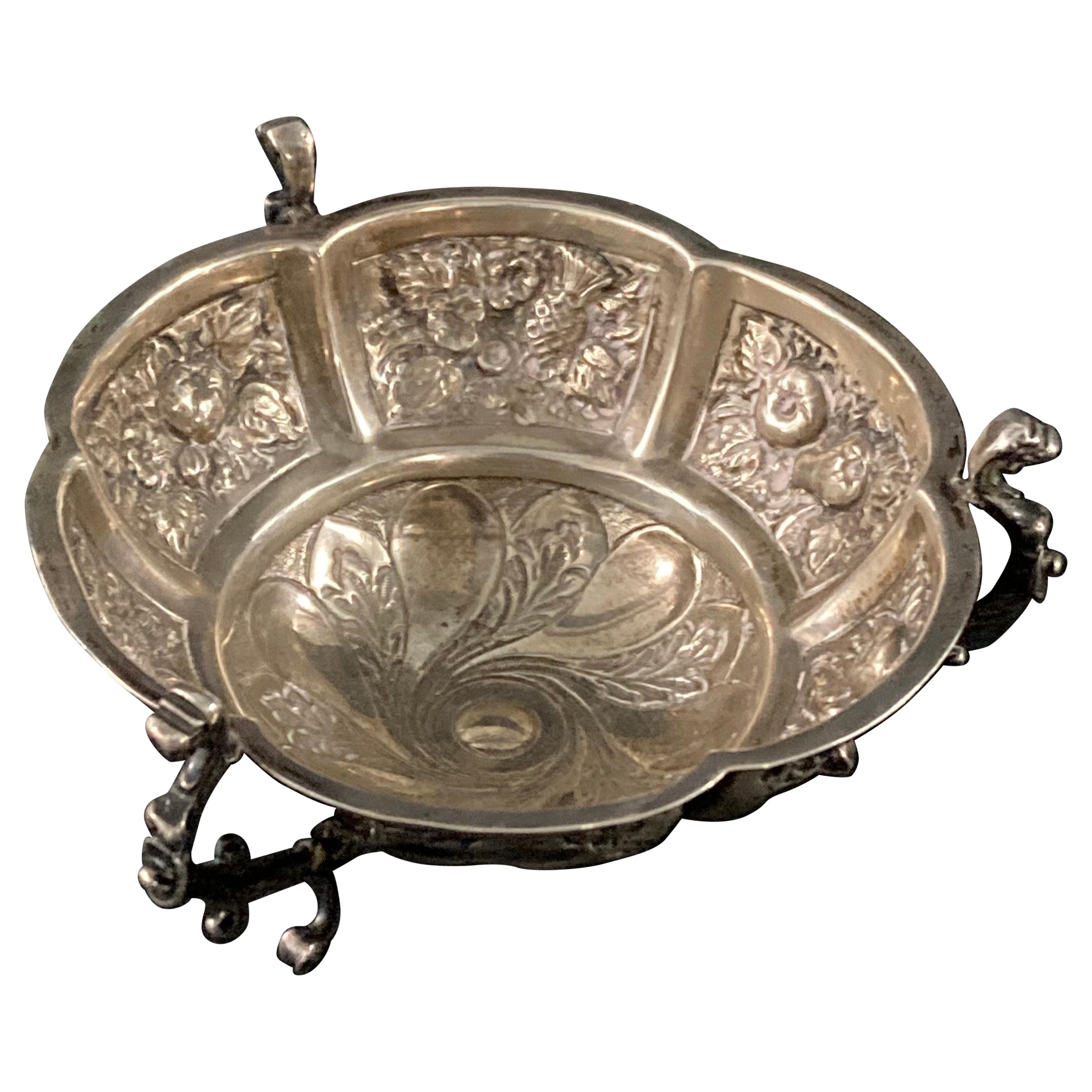 A Victorian 1898 silver footed dish by Mappin & Webb London.

Circular repoussé decoration dish supported by tripartite legs.

Perfect for use as a trinket dish as a bon-bon or condiment dish or simply a lovely ornamental object that displays