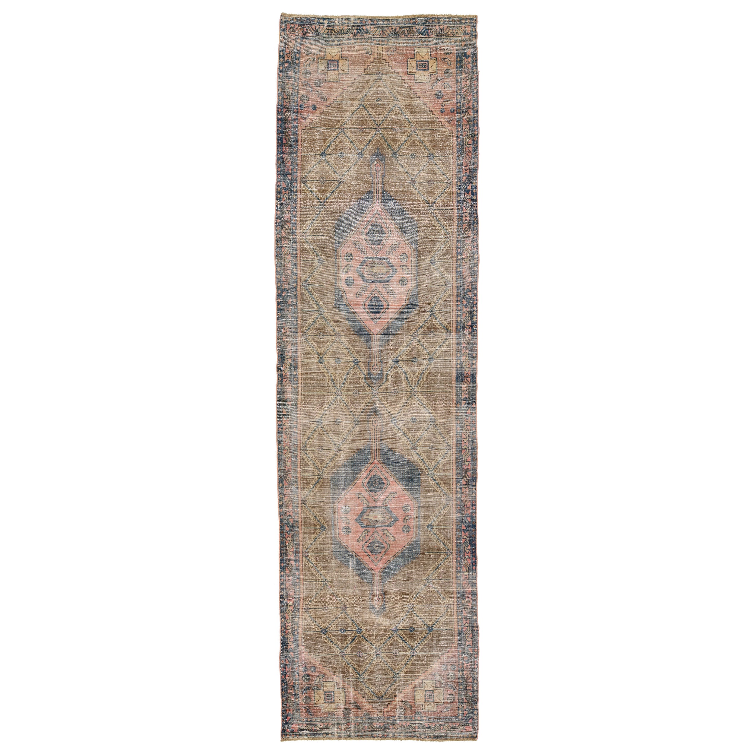 4 x 15 Vintage Distressed Persian Wool Runner In Brown With Tribal Motif (Chemin de table en laine persane vieillie avec motif tribal) en vente