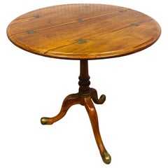 Table d'appoint en noyer et laiton de style classique Theodore Alexander