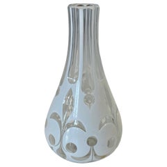 Vase bohème ancien du 19ème siècle, blanc taillé en blanc et transparent avec superposition de verre