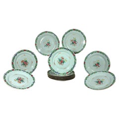 Lot de douze assiettes en porcelaine Famille Rose d'exportation chinoise avec émail vert