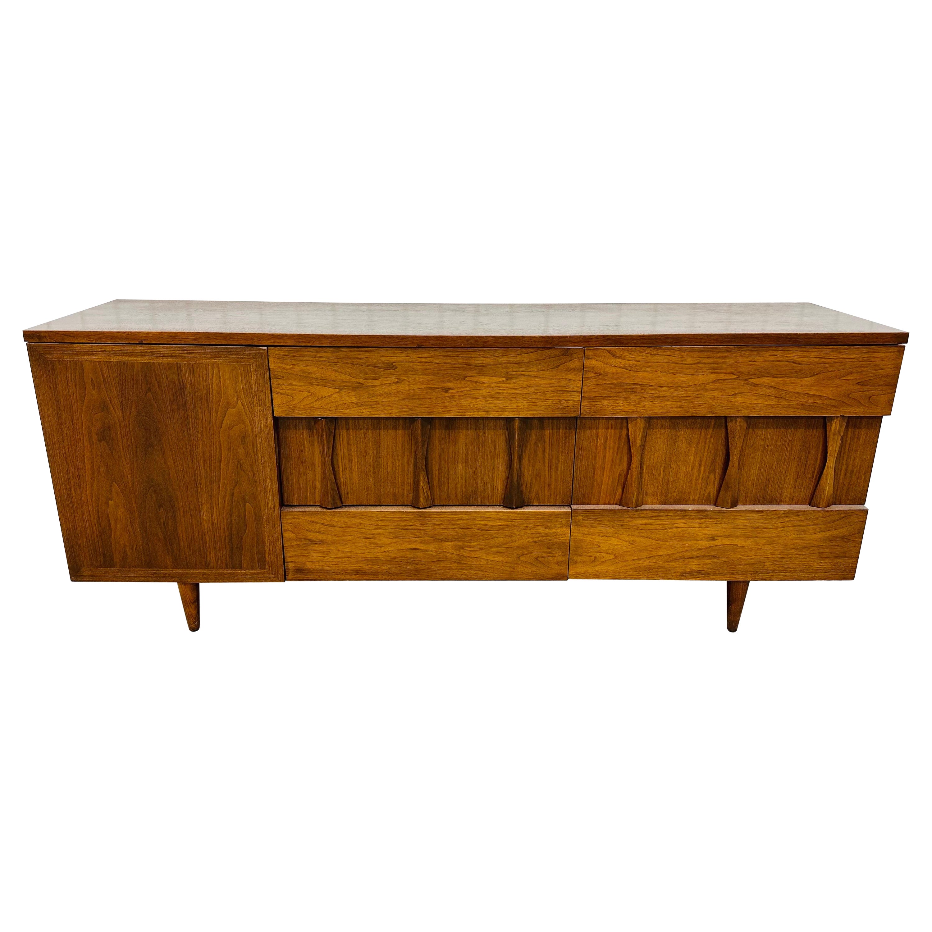Mid-Century Modern American of Martinsville 9-Drawer Dresser For Sale