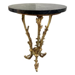 Mesa auxiliar francesa Art Nouveau Gueridón de latón con tapa de mármol