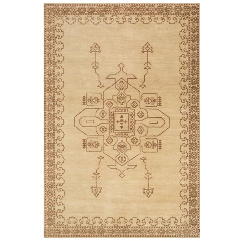 Maryul Soft Gold & Tawny Brown 180x270 cm Handknotted Rug For Sale