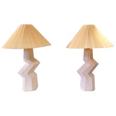 Seltenes Paar postmoderner amerikanischer Zig Zag Lampen aus strukturiertem Gips 1980er Jahre