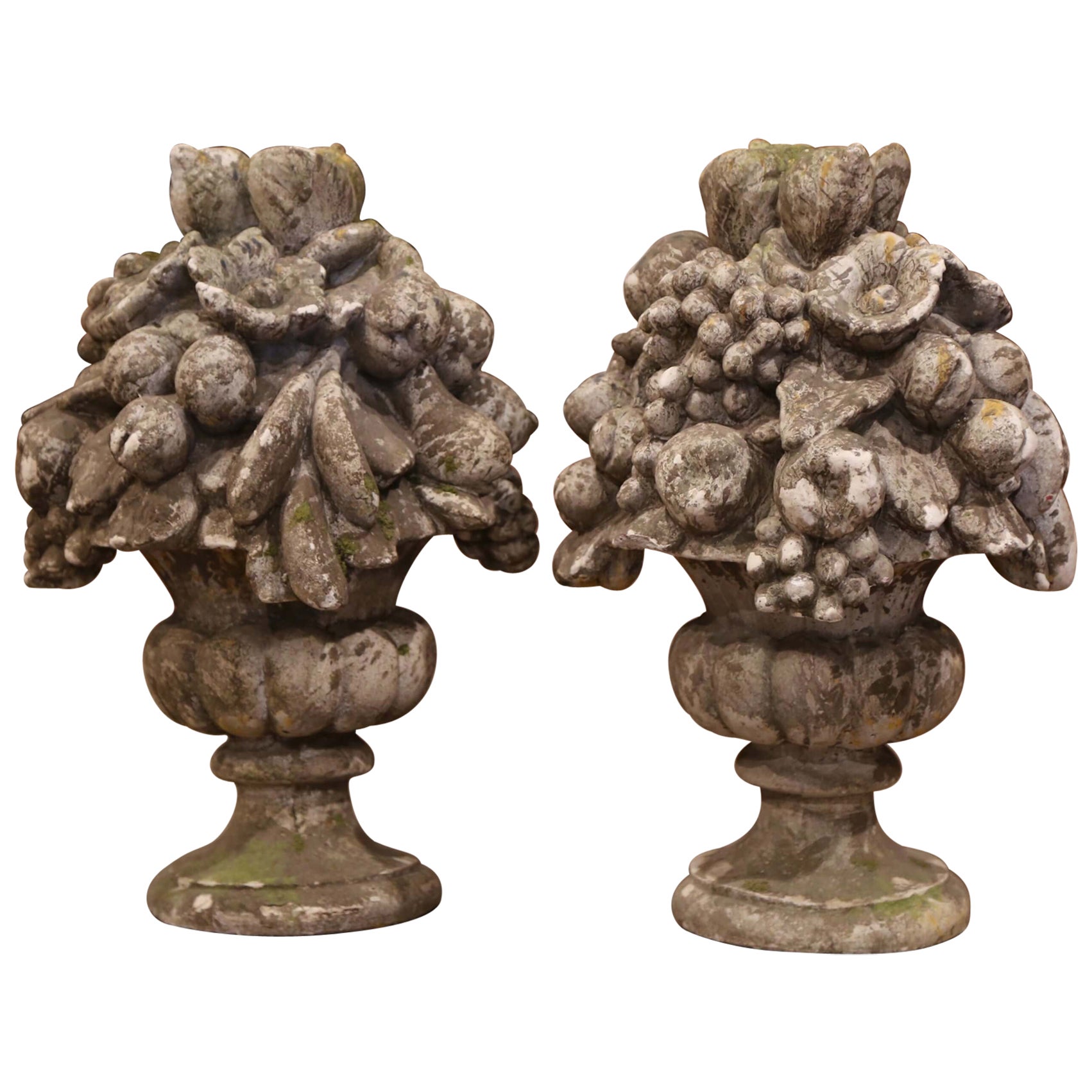 Paire de vases d'extérieur vieillis sculptés et décorés de fruits en vente