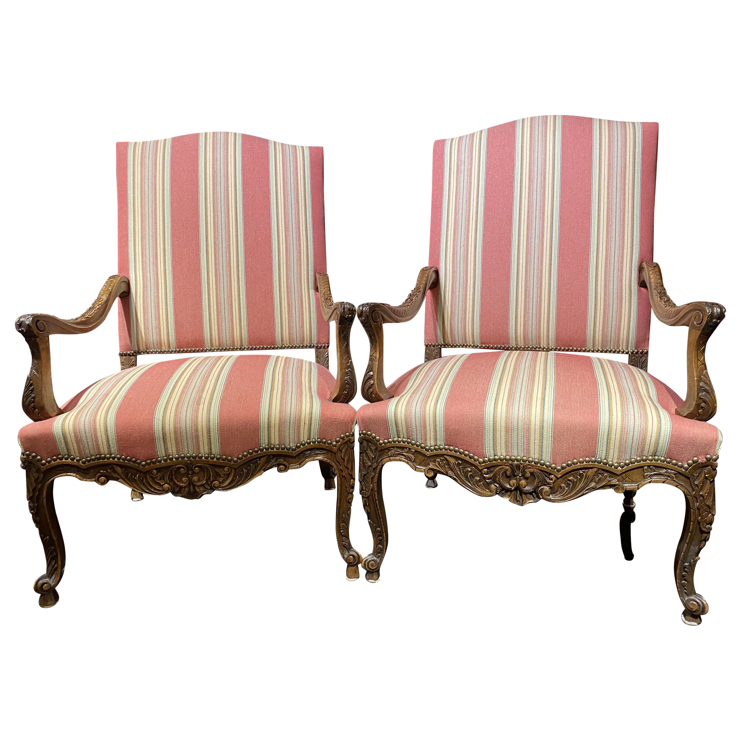 Paire de fauteuils de style Louis XV en bois fruitier avec tissu rayé Brunschwig & Fils en vente