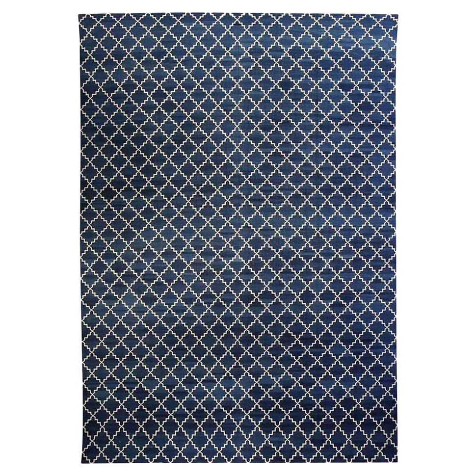 Moderner indischer Dhurrie-Teppich aus blauer und weißer Baumwolle von Doris Leslie Blau