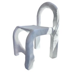 La ligne biomorphique de Studio Chora, sculpture fonctionnelle, chaise en plâtre blanc