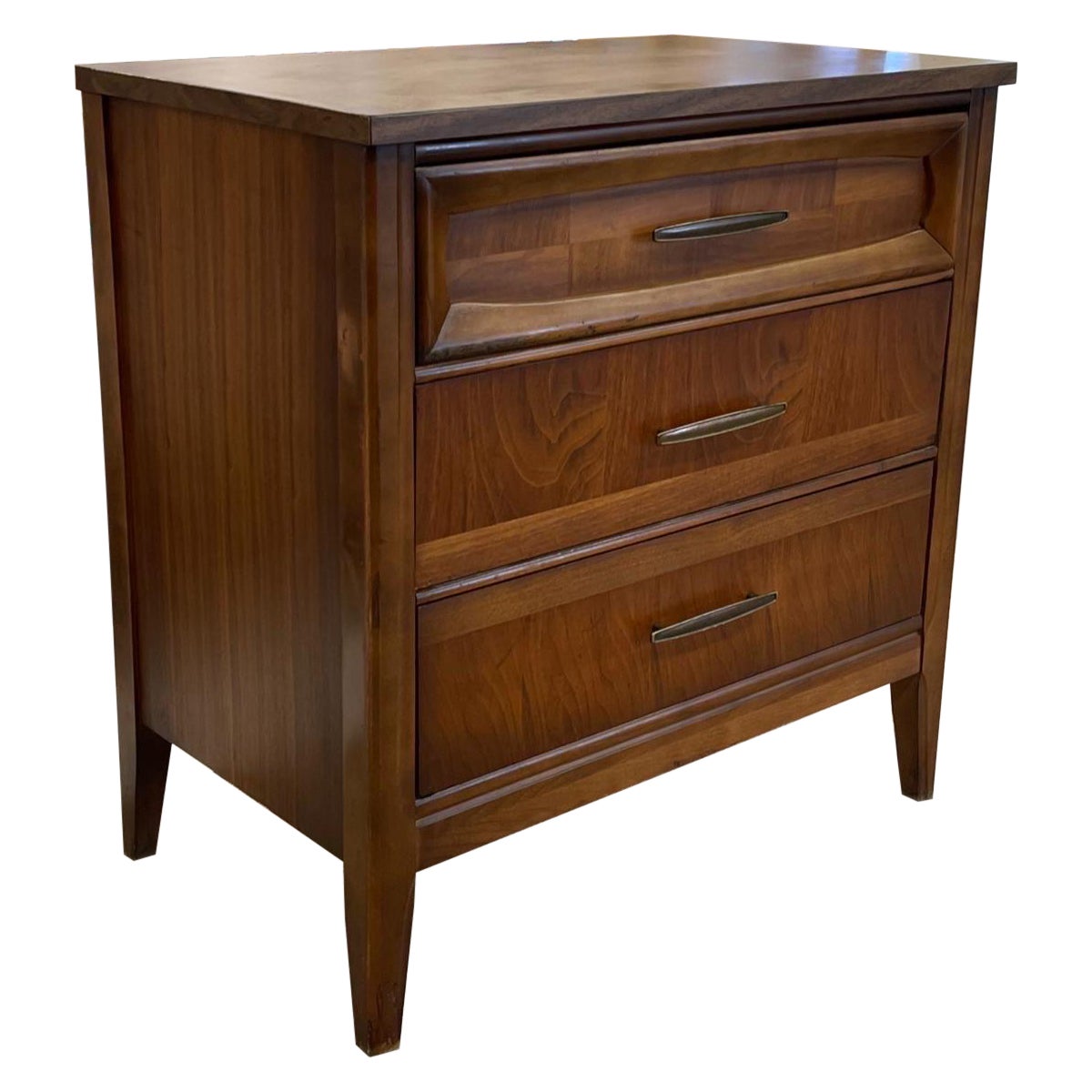 Vintage Mid Century Modern 3 Drawer Dresser. Broyhill Style. For Sale
