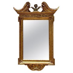 Miroir à fronton doré de style Régence