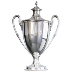 Copa trofeo de plata antigua de dos asas y tapa