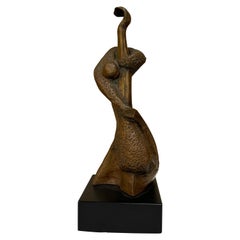Scultura astratta figurativa in bronzo degli anni '50 raffigurante un suonatore di basso jazz verticale 